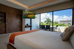 All-in-One Penthouse: Views & Prime Location - Image 2