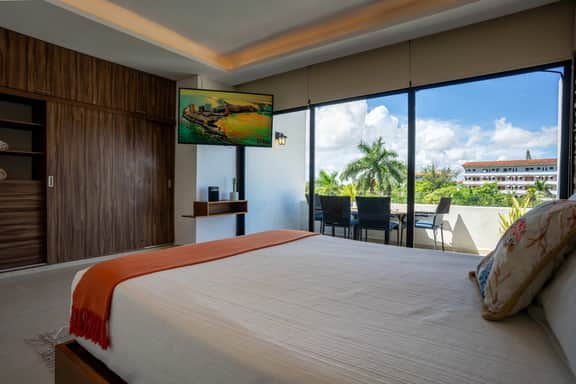 All-in-One Penthouse: Views & Prime Location - Image 2
