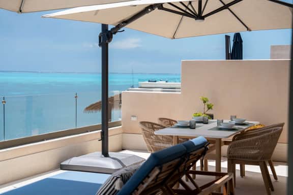 Couples Retreat | Beachfront Rooftop & Jacuzzi - Image 4