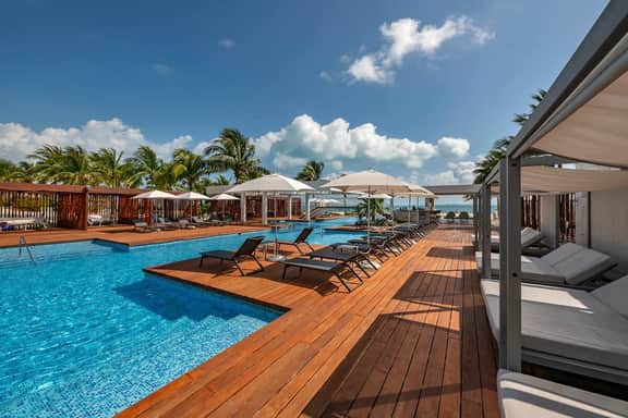 Exclusive Condo | 3BR | Beachfront & Top Amenities - Image 2