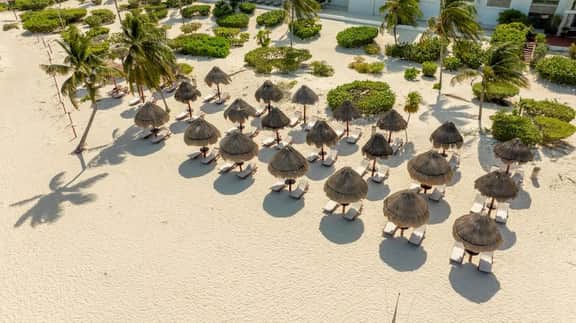 Exclusive Condo | 3BR | Beachfront & Top Amenities - Image 3