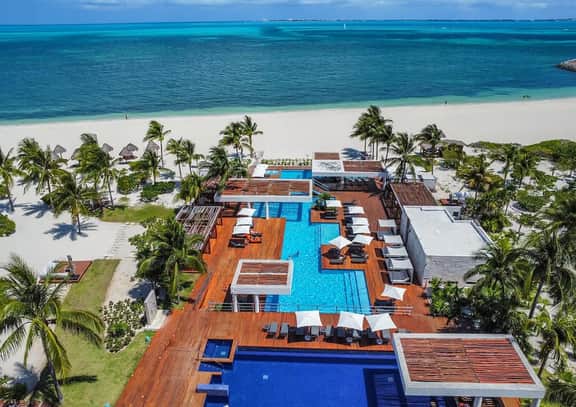 Exclusive Condo | 3BR | Beachfront & Top Amenities - Image 4