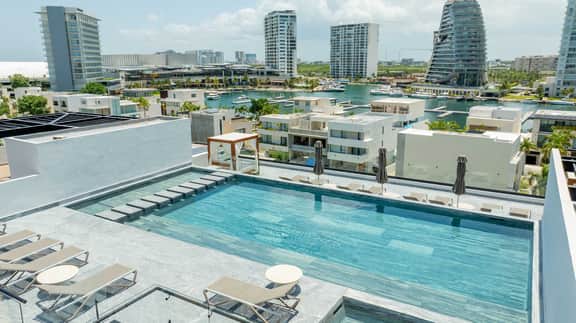 Luxe Apt | 3BR | Rooftop Pool Marina & Shopping - Image 2