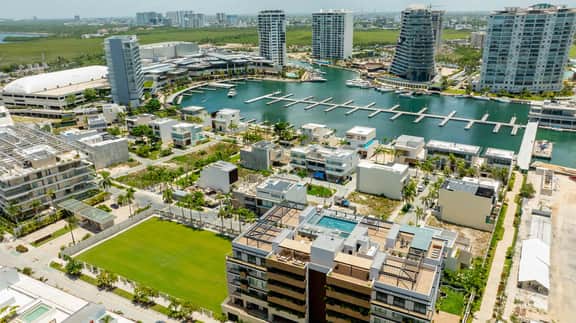 Luxe Apt | 3BR | Rooftop Pool Marina & Shopping - Image 3