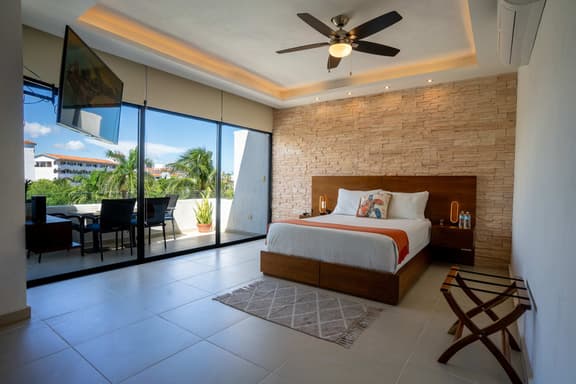All-in-One Penthouse: Views & Prime Location - Image 1