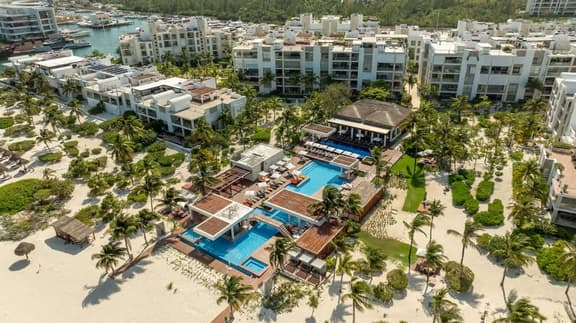 Beachfront Condo | 3BR | Pool & Premium Amenities - Image 1