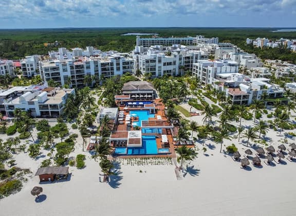 Exclusive Condo | 3BR | Beachfront & Top Amenities - Image 1