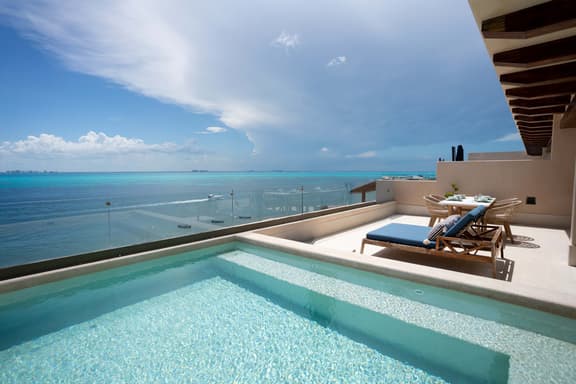 Luxury Stay | 5BR | Beachfront PH w/ Rooftop Pool - Image 1