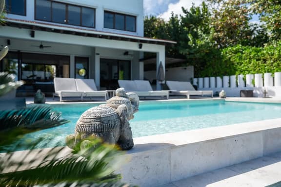 Villa Presidente | 4BR | Oceanfront Luxury Stay - Image 1